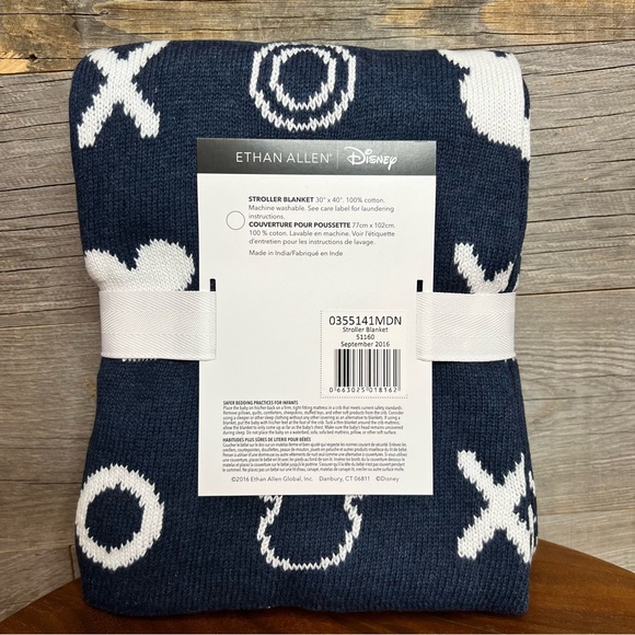 🆕 NWT Chic Love XO, White & Navy Blue Knit Throw Blanket, 30’’x 40’’ (New) - Picture 3 of 7